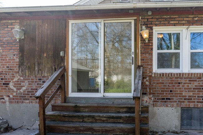 property at 606 Paris Ct