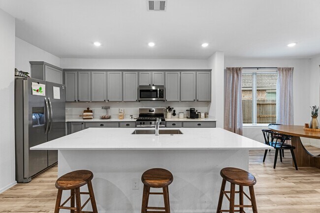 4242 Sterling Vw Blvd in Baytown, TX - Building Photo - Building Photo