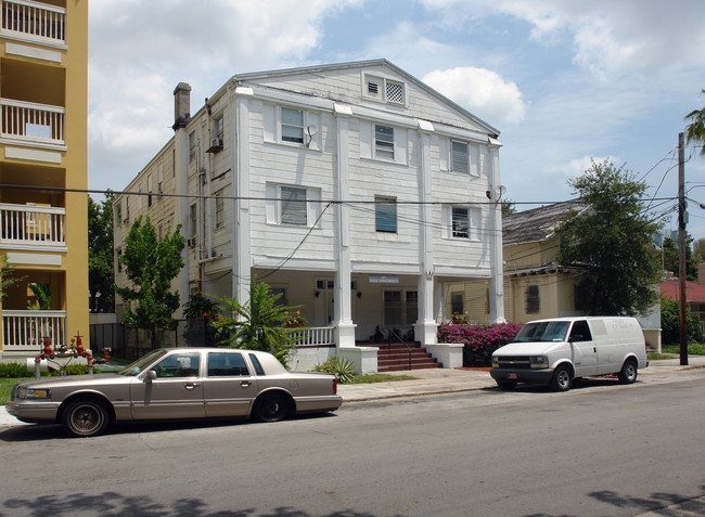 Oaks Apartments in Miami, FL - Building Photo - Building Photo