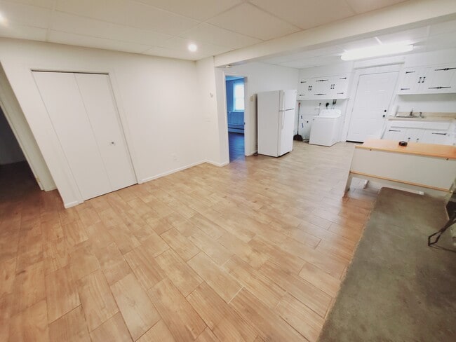 47 Whitmore Ln, Unit 1 in Stamford, CT - Foto de edificio - Building Photo