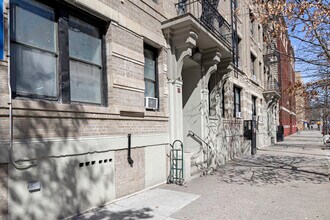 34 Post Avenue in New York, NY - Foto de edificio - Building Photo