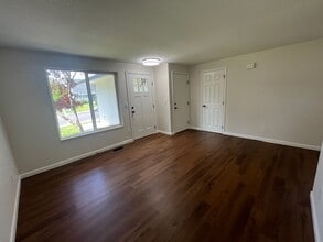 325 Cosmo St in Lafayette, OR - Building Photo - Building Photo