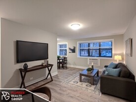 542 W Surf St, Unit 317 in Chicago, IL - Building Photo
