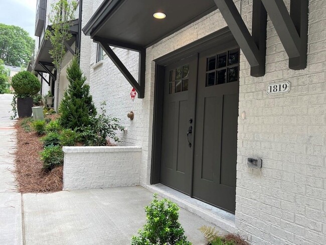 1819 Huntington Hills Ln NW in Atlanta, GA - Building Photo - Building Photo