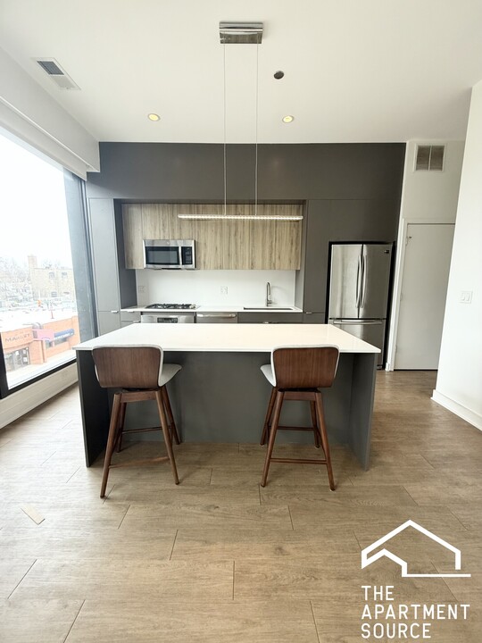 3460 N Lincoln Ave, Unit 404 in Chicago, IL - Building Photo