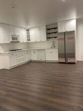 24104 Highlander Rd in Los Angeles, CA - Foto de edificio - Building Photo