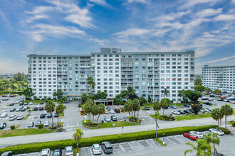 Hillcrest No 25 in Hollywood, FL - Foto de edificio - Building Photo