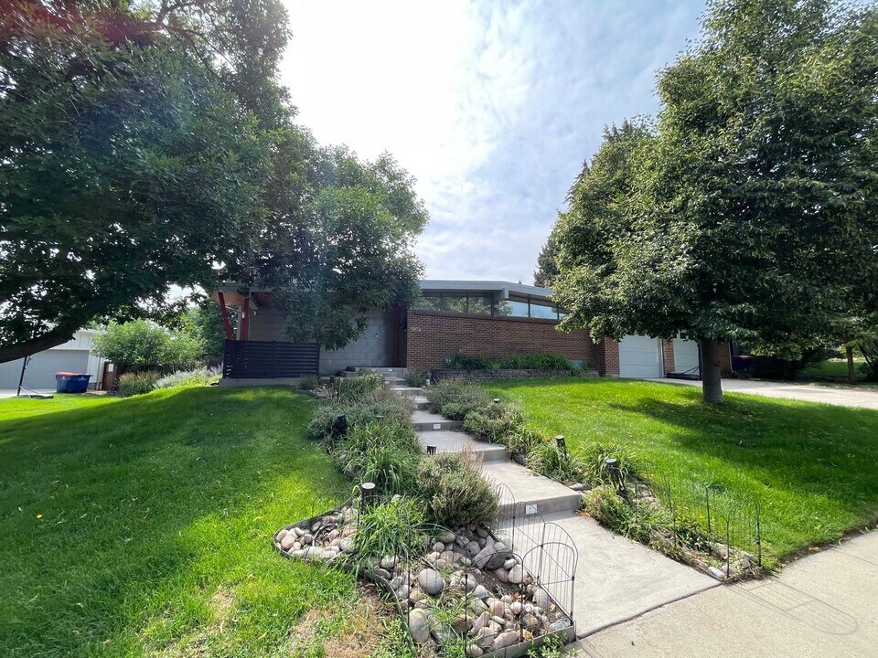 5974 S Milwaukee Way in Centennial, CO - Building Photo