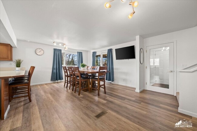 324 E Manor Ave in Anchorage, AK - Building Photo - Building Photo