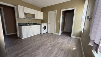 84 Fairview Ave in Chicopee, MA - Building Photo
