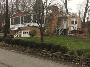 209 Liberto Rd in Pittsburgh, PA - Foto de edificio - Building Photo