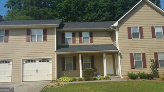 5871 N Castlegate Dr in Atlanta, GA - Building Photo
