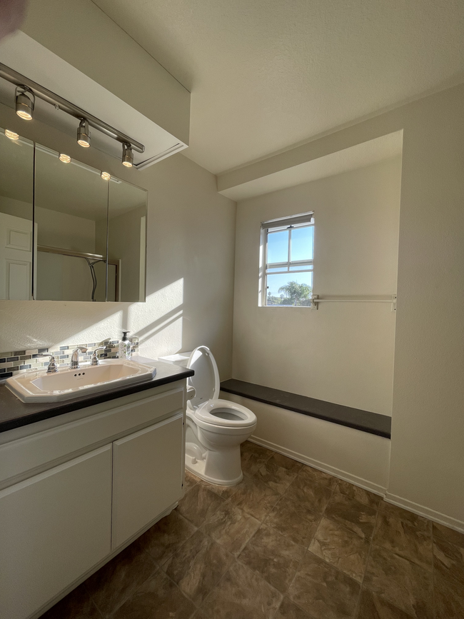 174 Broadway in Costa Mesa, CA - Building Photo - Building Photo
