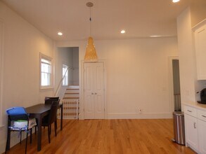 25 Davis Ave, Unit 25 in Brookline, MA - Foto de edificio - Building Photo
