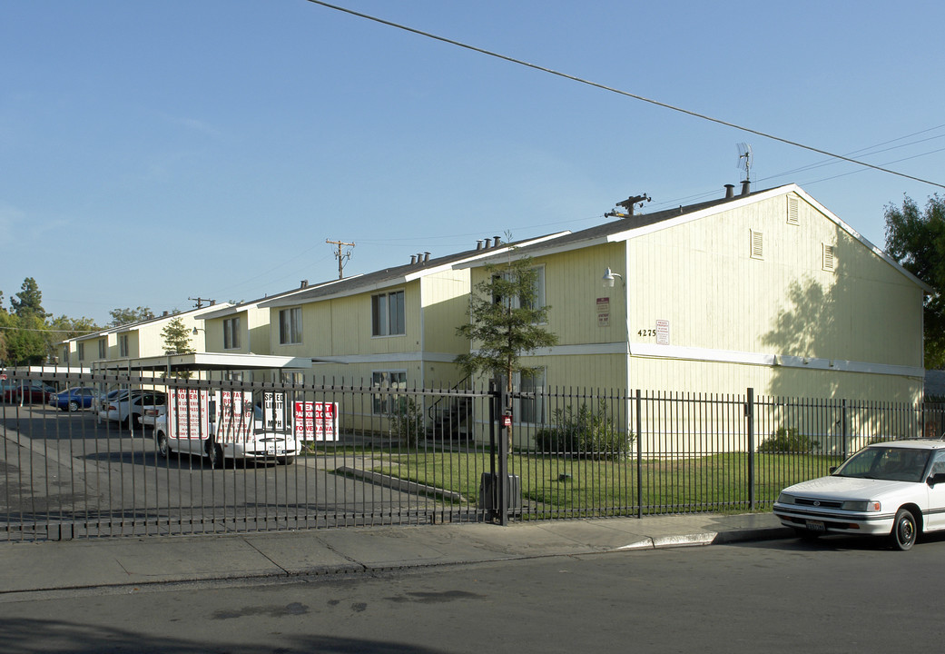 Woodview Apartment in Fresno, CA - Building Photo