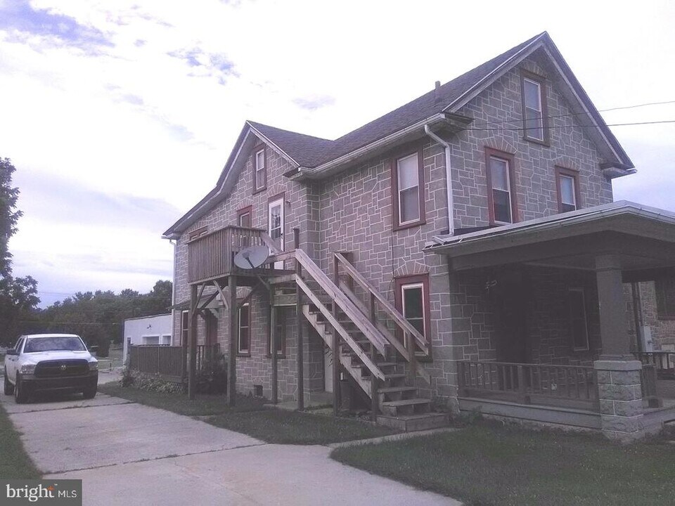 3303 Main St in Morgantown, PA - Building Photo