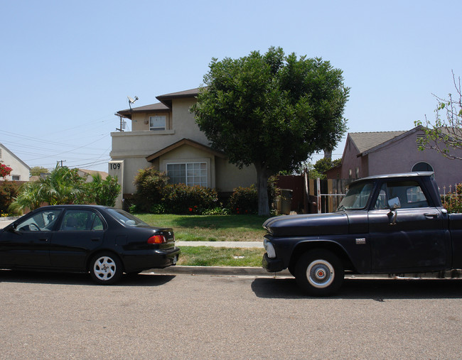 109 Oaklawn Ave in Chula Vista, CA - Foto de edificio - Building Photo