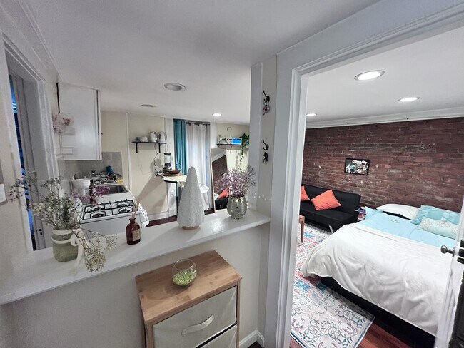 26 Linden Pl, Unit B1 in Brookline, MA - Building Photo - Building Photo