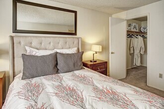 Lakeside Apartments in Mountlake Terrace, WA - Foto de edificio - Building Photo