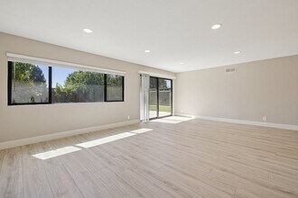 16 W Alamar St in Thousand Oaks, CA - Building Photo - Building Photo