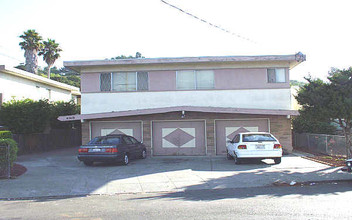 6918 Lacey Ave in Oakland, CA - Foto de edificio - Building Photo