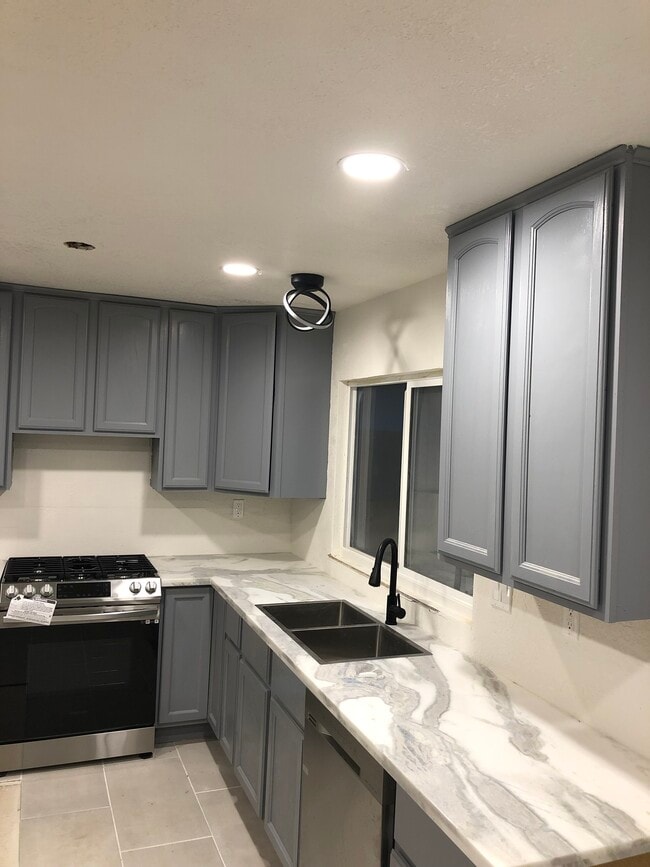 948 Golden Leaf Way in Pittsburg, CA - Foto de edificio - Building Photo