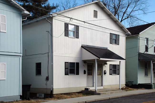 211-1/2 High St in Shippensburg, PA - Building Photo - Building Photo