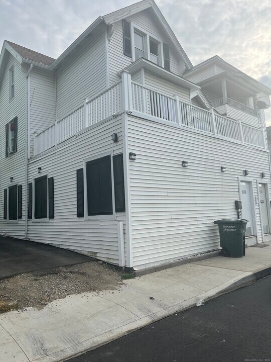 2168 Seaview Ave-Unit -2170 in Bridgeport, CT - Building Photo