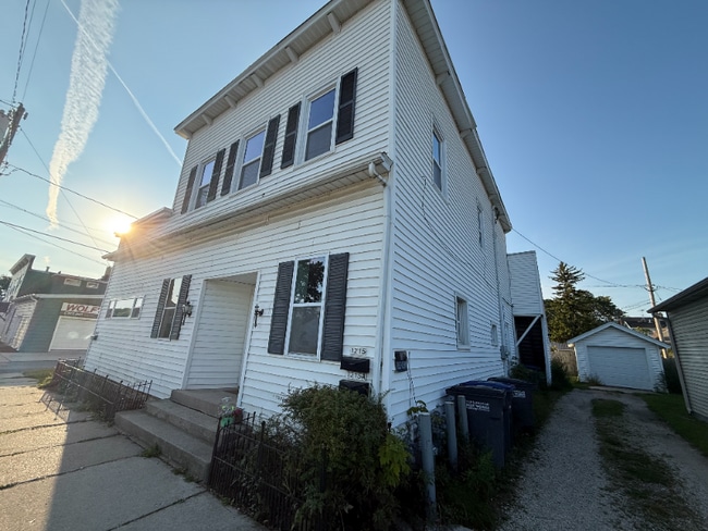 1215 Broadway Ave in Sheboygan, WI - Foto de edificio - Building Photo