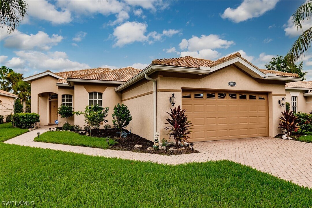 8661 Gleneagle Way in Naples, FL - Foto de edificio