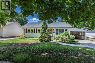 118 Jacobson Ave in St Catharines, ON - Building Photo