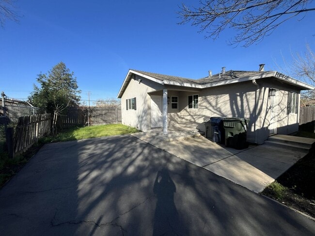 2571-2571 Erickson St