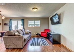 422 Donna Dr in Newberg, OR - Building Photo - Building Photo
