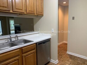 700 Bishops Park Dr in Raleigh, NC - Foto de edificio - Building Photo