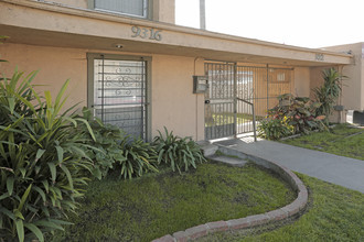 Vineland Apartments in Downey, CA - Building Photo - Building Photo