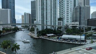 350 S Miami Ave in Miami, FL - Building Photo