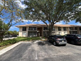 5841 Washington St in Hollywood, FL - Building Photo