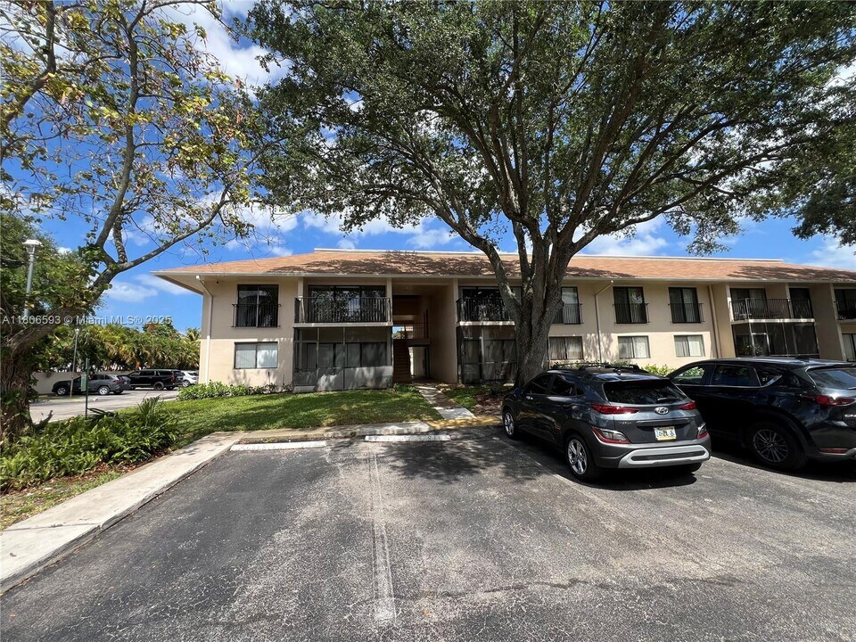 5841 Washington St in Hollywood, FL - Building Photo