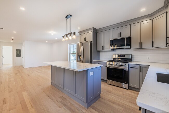 330 Pleasantview Ave in Bridgeport, CT - Building Photo - Building Photo