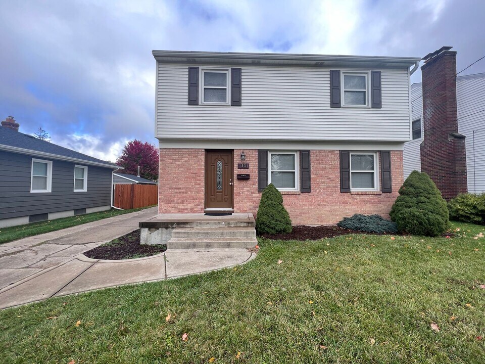 1831 Crescent Dr NE in Grand Rapids, MI - Building Photo