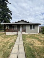 1032 Cherry St in Sumas, WA - Building Photo