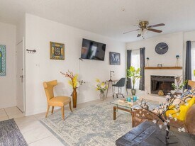 7950 N Stadium Dr in Houston, TX - Building Photo