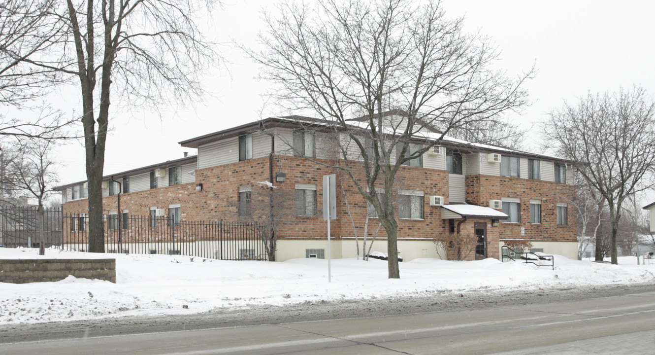 Auer Court Apartments in Milwaukee, WI - Building Photo