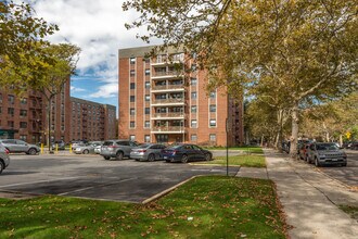 84-40 153rd Ave in Jamaica, NY - Foto de edificio - Building Photo