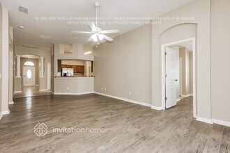 9803 White Barn Way, Unit 2211-22 in Riverview, FL - Foto de edificio - Building Photo