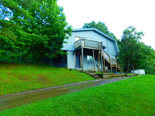 60 Chestnut Rd in Elkview, WV - Building Photo - Building Photo