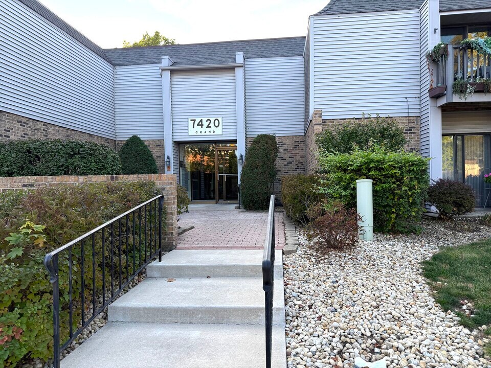 7420 Grand Ave in Downers Grove, IL - Building Photo