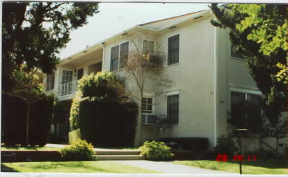 Dickens Court Apartments in Sherman Oaks, CA - Building Photo - Building Photo