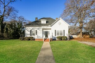 212 Irby Ave in Laurens, SC - Building Photo