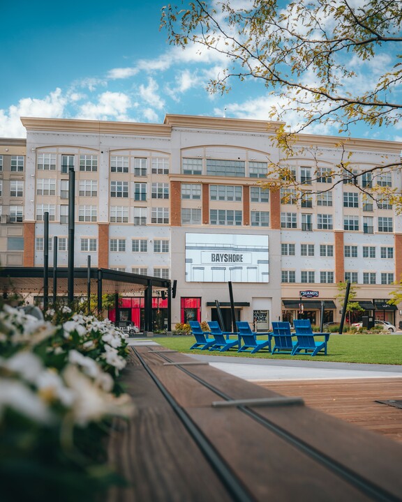 Bayshore Place in Glendale, WI - Foto de edificio